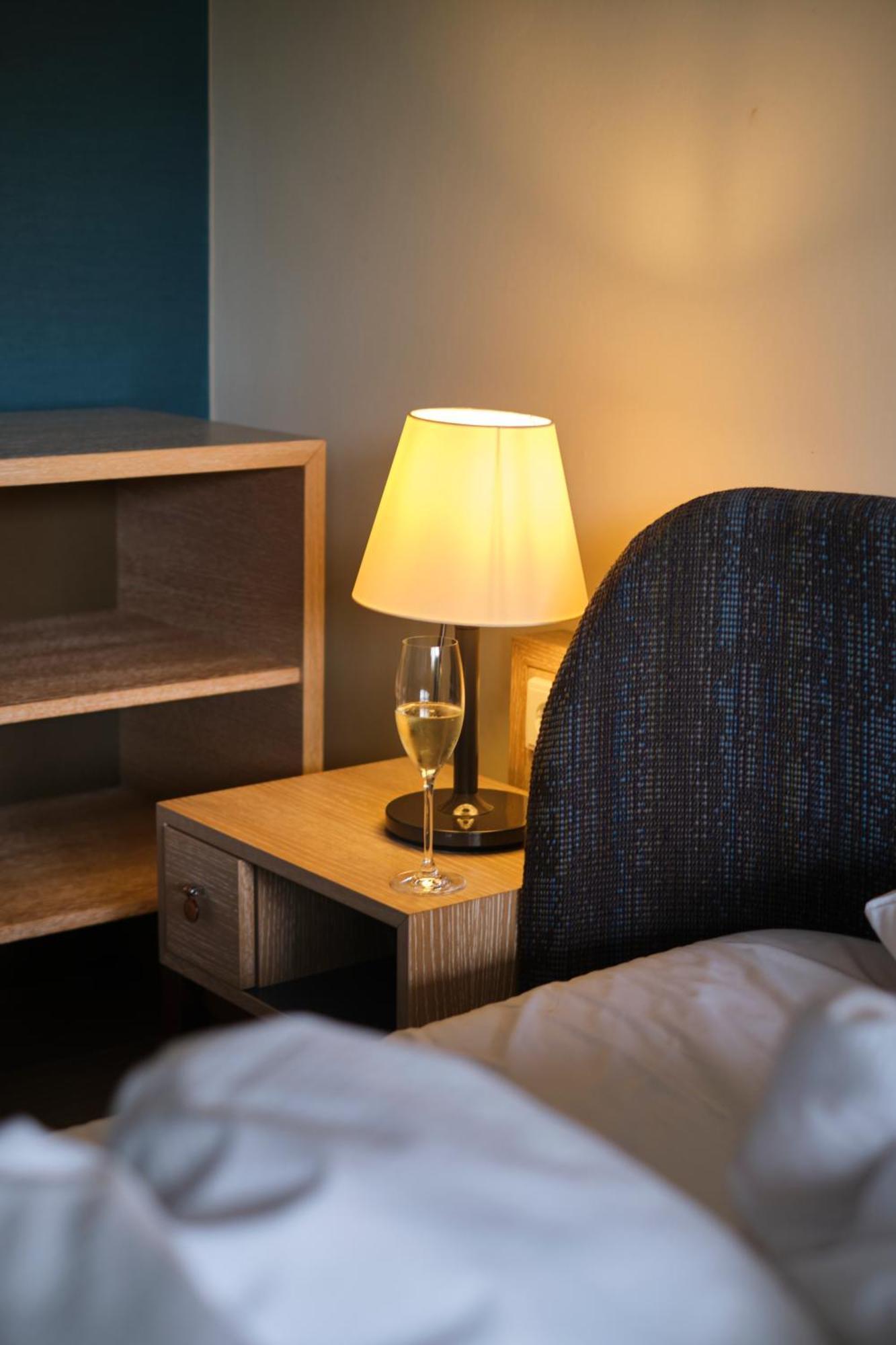 阿勒尔福斯Spa酒店 圣彼得奥尔丁 外观 照片 A lamp on a bedside table