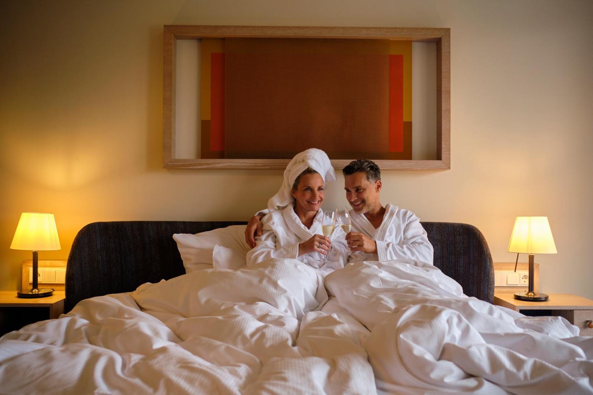 阿勒尔福斯Spa酒店 圣彼得奥尔丁 外观 照片 A couple in a hotel room