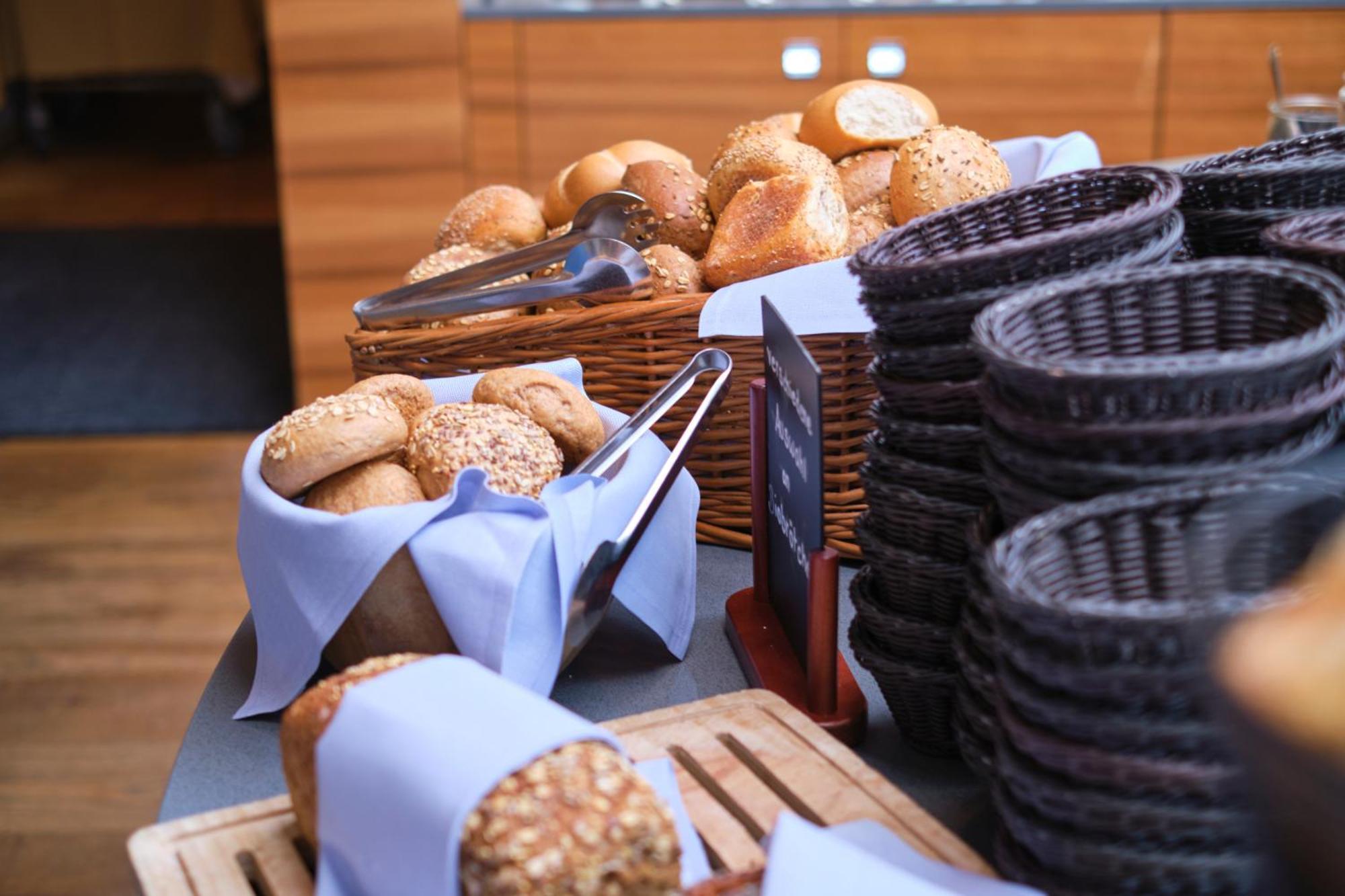 阿勒尔福斯Spa酒店 圣彼得奥尔丁 外观 照片 Bread at a buffet