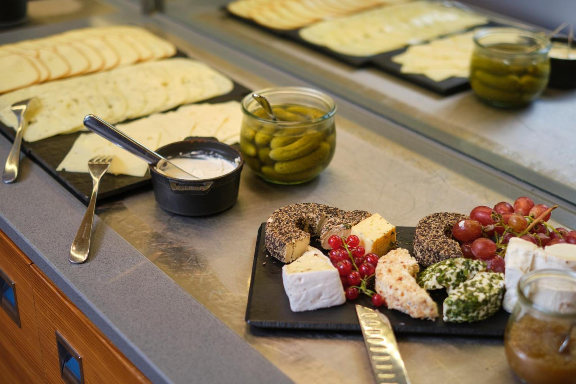 阿勒尔福斯Spa酒店 圣彼得奥尔丁 外观 照片 A cheese platter